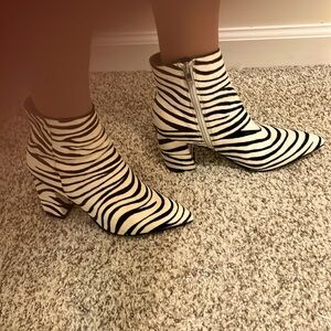 Beautiful high-end animal print booty like new !